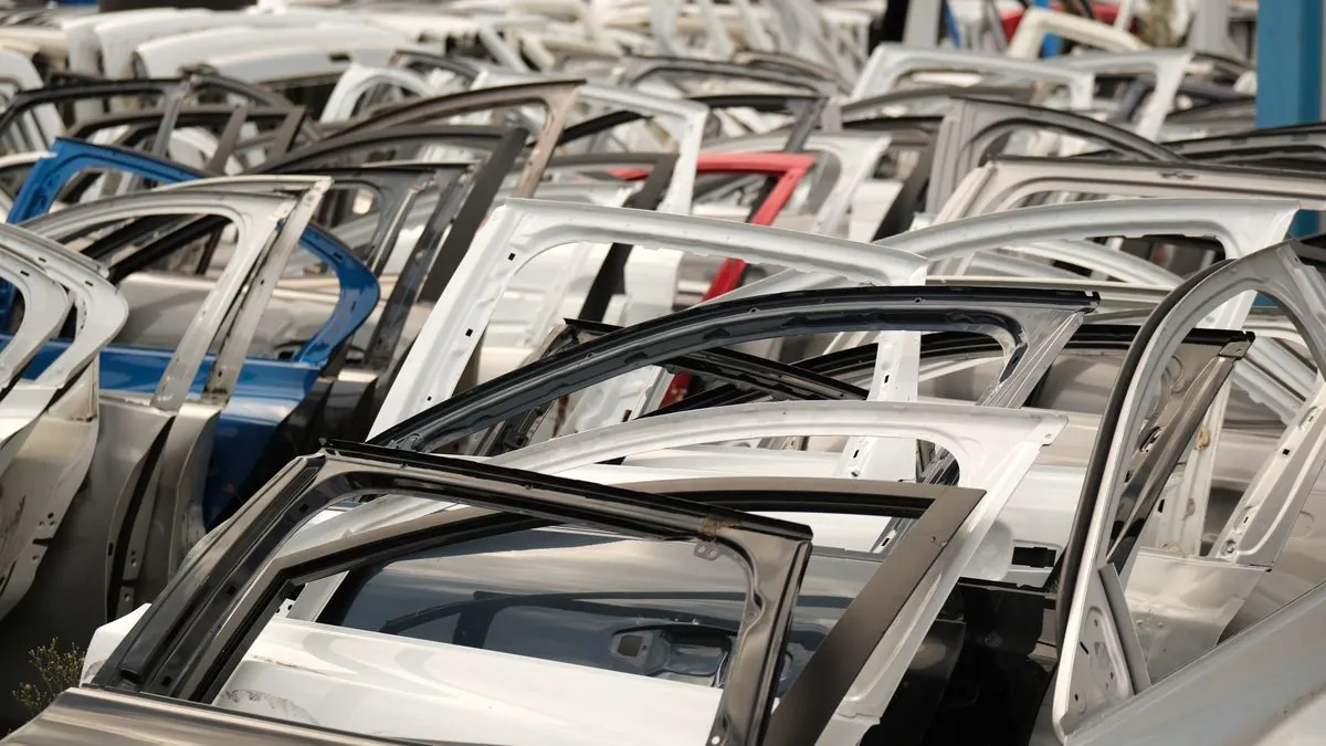 Vehicules hors d’usage empilés dans un centre de recyclage